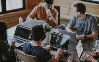 Jeunes professionnels en pleine session de travail, illustrant le conseil et l'expertise en financement de l'innovation.