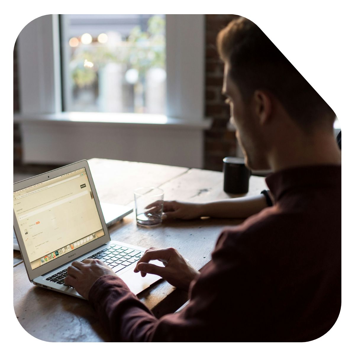 Professionnel travaillant sur son ordinateur, utilisant la plateforme Pennylane pour la digitalisation et la gestion comptable.