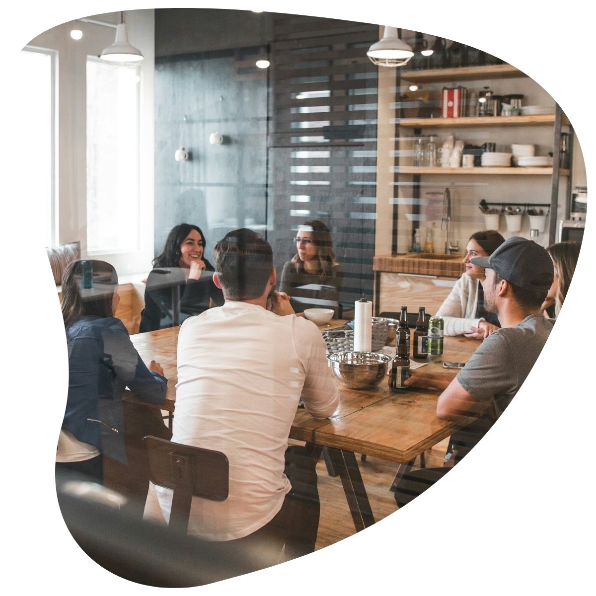 Collaborateurs de HLP Audit en réunion informelle autour d'une table, favorisant l'échange d'idées et le pilotage.