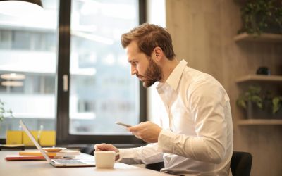 Collaborateur d’un cabinet d’audit analysant des données financières sur ordinateur.