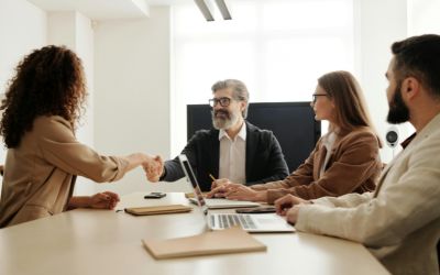 Réunion professionnelle autour d’une table, symbolisant la confiance et l’accompagnement lors d’opérations sur le capital.