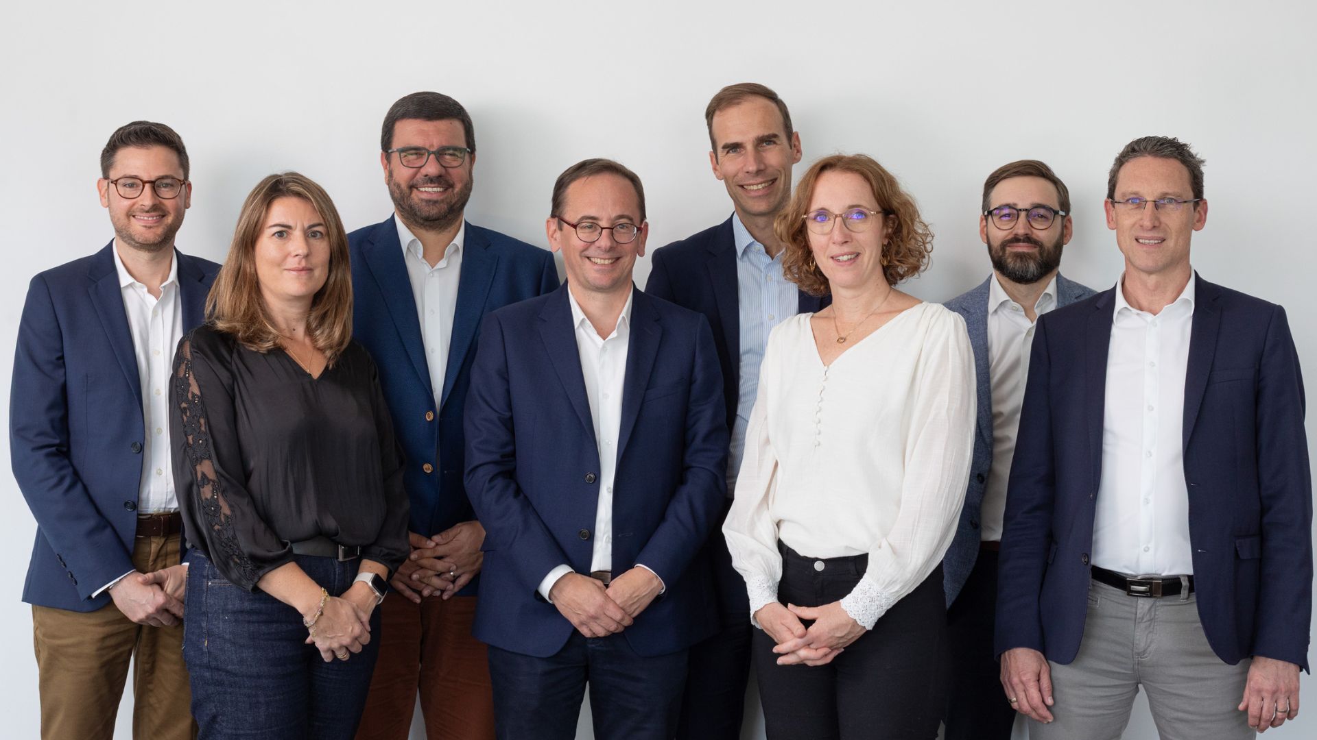 Huit personnes posent ensemble, il s'adit des associés et directeurs associés du cabinet hLP.